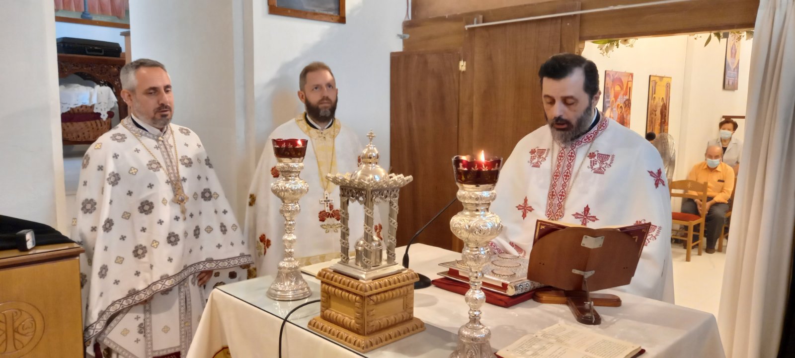 Η ΕΟΡΤΗ ΤΩΝ ΑΓΙΩΝ ΑΝΑΡΓΥΡΩΝ ΣΤΟ ΕΟΡΤΑΖΟΝ ΙΕΡΟ ΠΑΡΕΚΚΛΗΣΙΟ ΤΟΥ ΜΗΤΡΟΠΟΛΙΤΙΚΟΥ ΙΕΡΟΥ ΝΑΟΥ ΑΓΙΑΣ ΤΡΙΑΔΟΣ ΒΥΡΩΝΟΣ